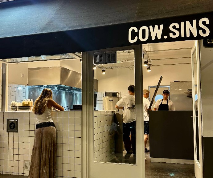 Cowsins Burgers, el local de hamburguesas que Pedro y Tomás abrieron en el ex bazar de su tía abuela en Tolosa.