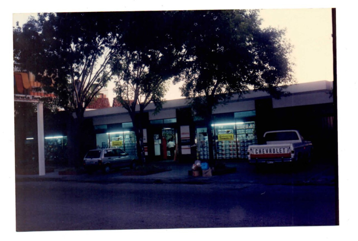 El frente de la pinturería Feregotti, el lugar donde hoy en día sigue funcionando en 7 entre 523bis y 523 junto al Café.