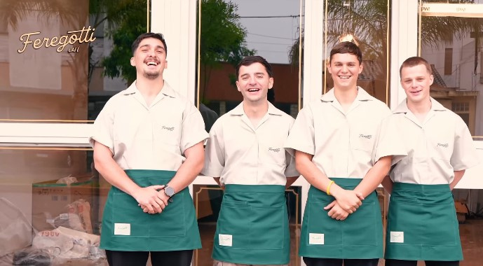 Pedro, Valentín, Joaquín y Tomás. Los socios y encargados de Cowsins Burgers y Café Feregotti.