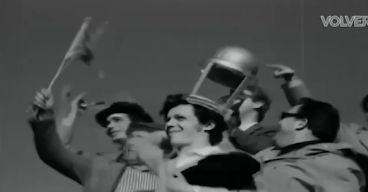 Emilio Disi y detrás Luis Brandoni levantando la Copa Intercontinental ganada por Estudiantes en 1968 ante el Manchester United.