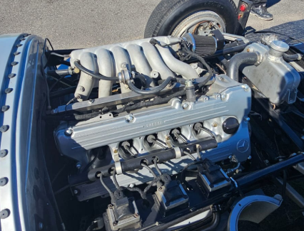 La foto del motor del auto réplica del Mercedes de Fangio que conducirá Colapinto.