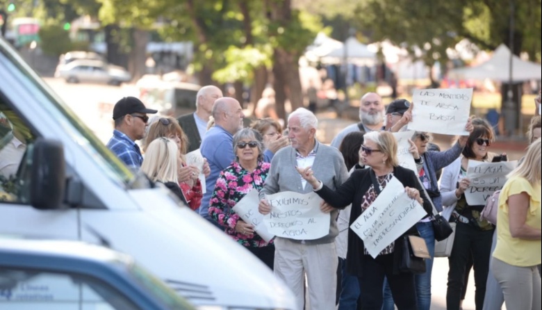 Vecinos cortan 7 y 43 reclamando por falta de agua en La Plata - En Agenda