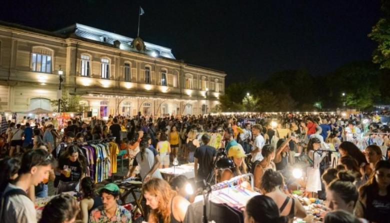 La Noche de las Ferias tendrá su última edición del año en La Plata