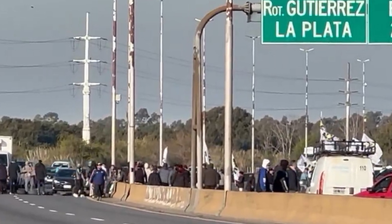 Hay cortes en la Autopista Buenos Aires - La Plata en reclamo al inminente fallo de la Corte contra Cristina Kirchner