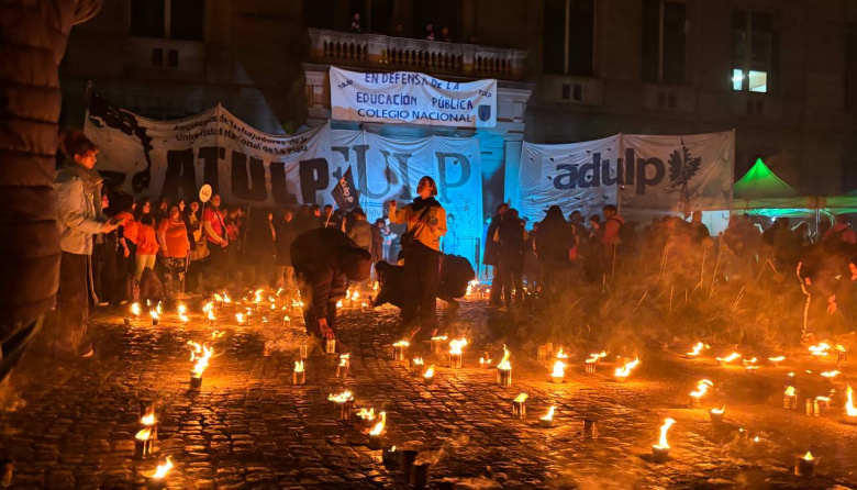 Masiva marcha de antorchas de la UNLP por más presupuesto y salarios dignos