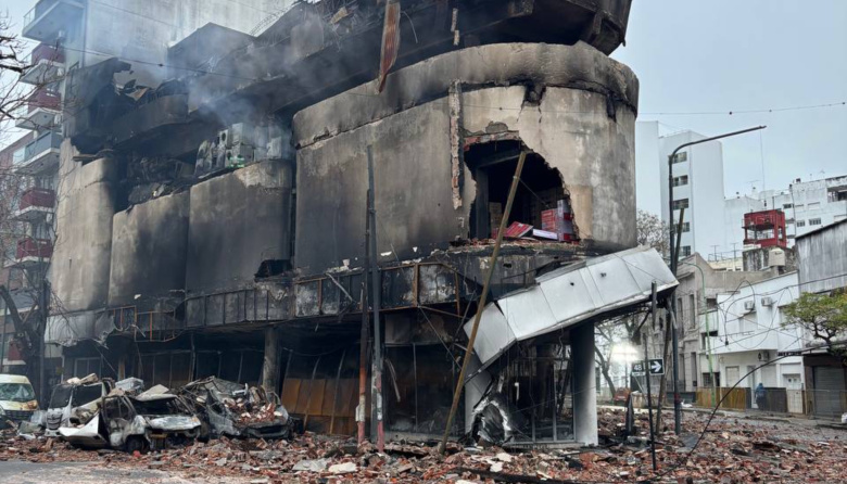 La Plata: llevan perros al lugar del incendio para buscar posibles víctimas entre los escombros