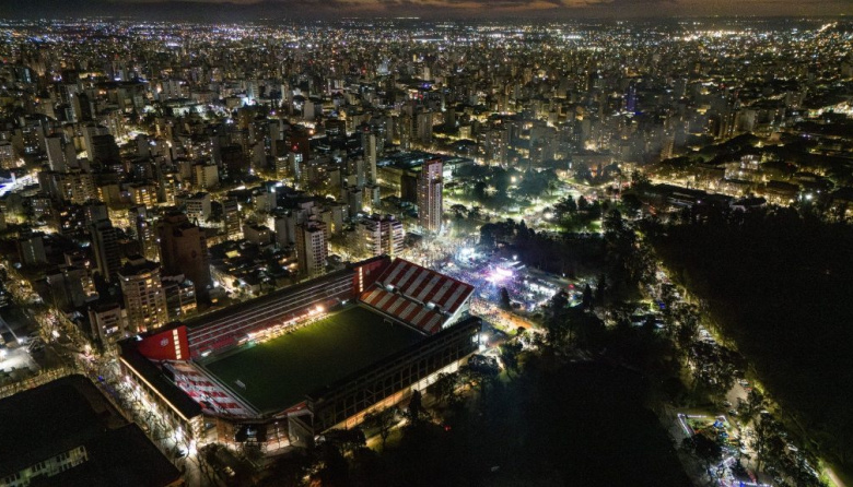 Estudiantes cierra los festejos por sus 120 años con homenajes, música y un show único de drones