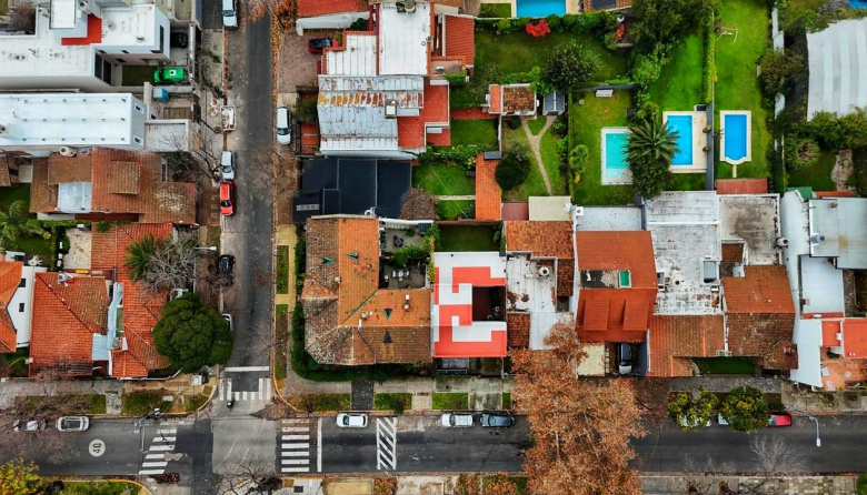 Una pasión que se ve desde el cielo: un hincha de Estudiantes pintó el escudo en el techo de su casa