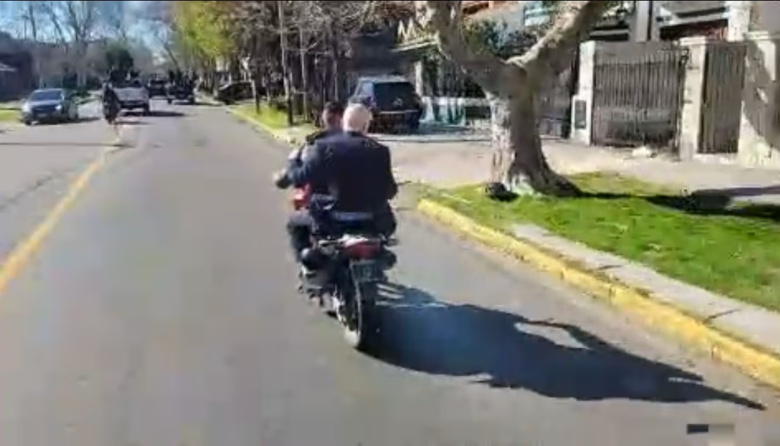 Espert huyó en moto tras el ataque a la caravana de Milei en Lomas: "Responsabilizo al intendente Federico Otermín por lo que pasó"