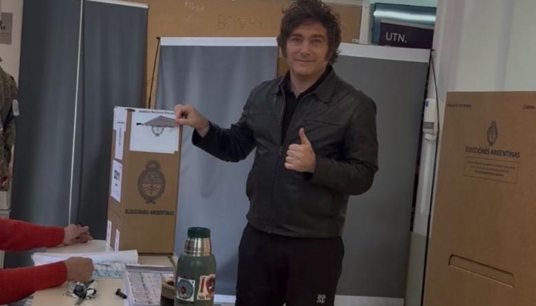 Javier Milei emitió su voto en la UTN de Almagro y evitó declaraciones a la prensa