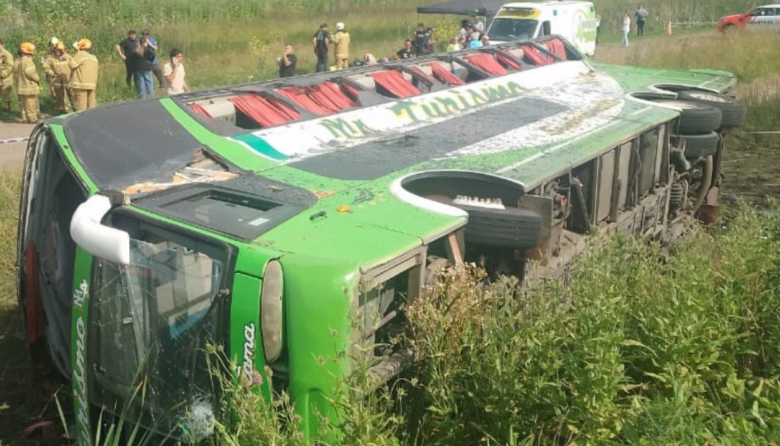 Tragedia en Ruta 2: volcó un micro camino a Mar del Plata y hay dos muertos y varios heridos