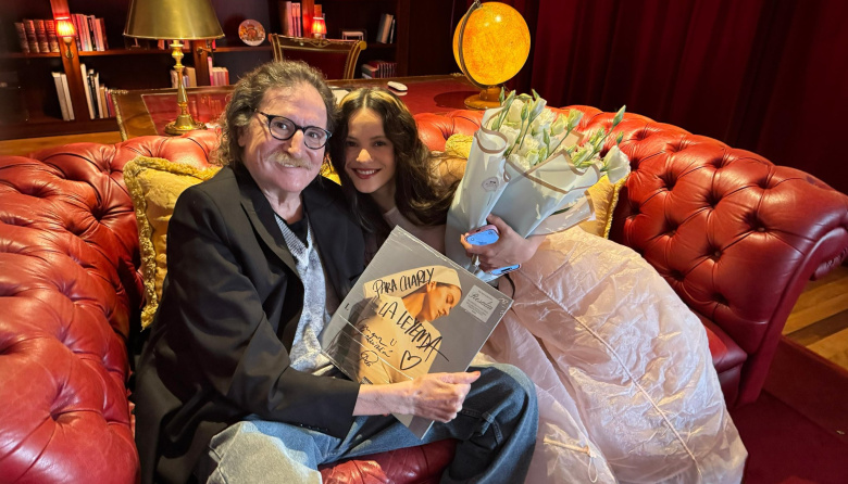 Rosalía se reunió con Charly García en Buenos Aires e intercambiaron regalos