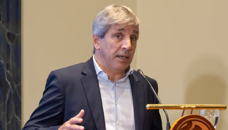 Argentina vuelve al mercado de deuda: Caputo anunció la emisión de un bono en dólares a cuatro años