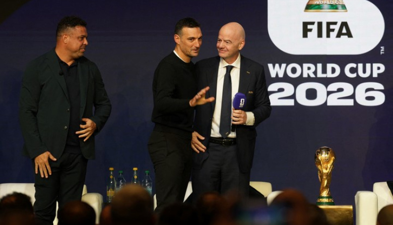Infantino pidió disculpas a Scaloni por el insólito episodio de los guantes y lo invitó a tocar la Copa