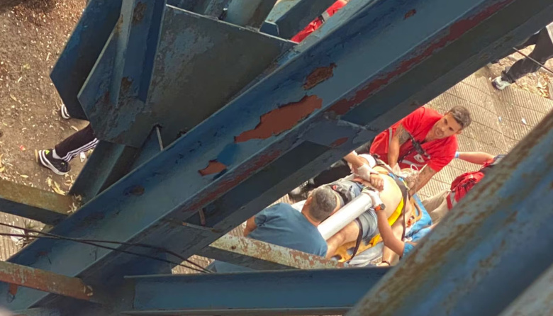 Un hincha de Gimnasia cayó desde la tribuna y sufrió heridas leves antes del partido ante Estudiantes
