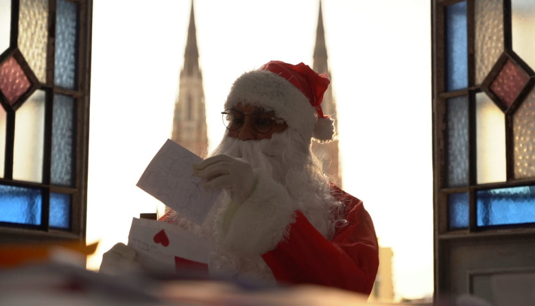 Papá Noel leyó las cartas que niñas y niños dejaron en el Palacio Municipal
