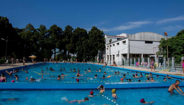 Comenzó la temporada de pileta en la UNLP: requisitos, horarios y precios