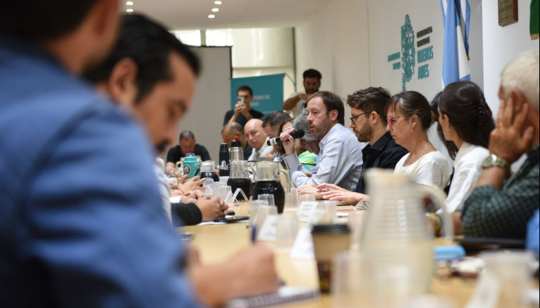 Paritarias: la Provincia mejoró la oferta y llegó a un acuerdo con docentes y estatales