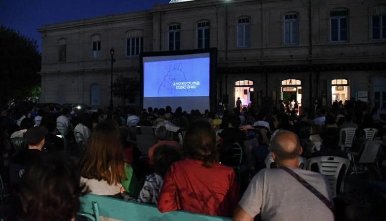 Cine bajo las estrellas y música en vivo: los mejores planes gratis para el finde en La Plata