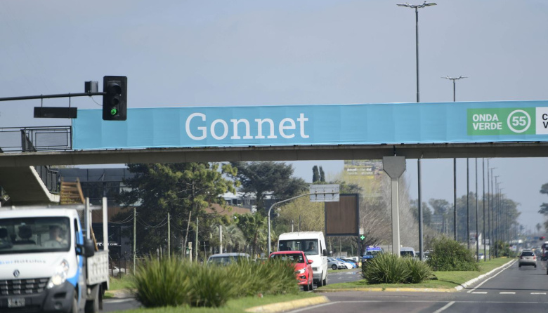 Murió el joven que había caído desde un puente peatonal del Camino Centenario