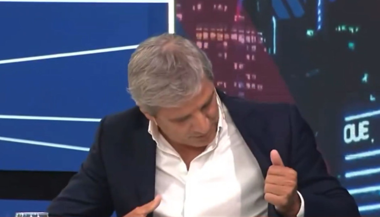 Tras criticar al sector textil, Caputo reveló que marca de ropa extranjera usa