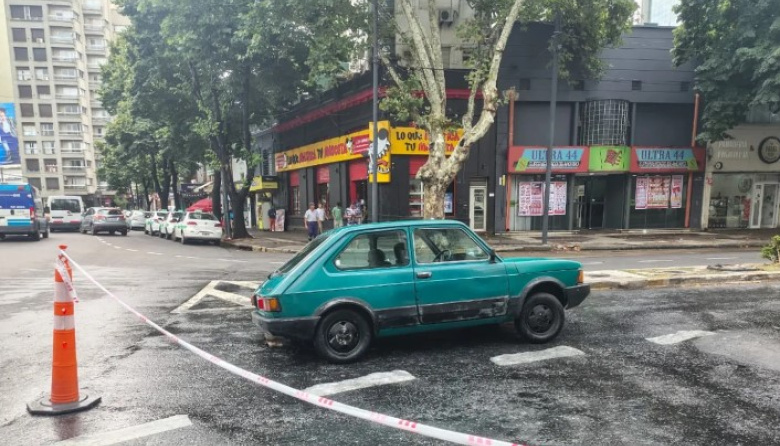 Un auto quedó encajado en Plaza Italia y generó caos de tránsito en el centro de La Plata