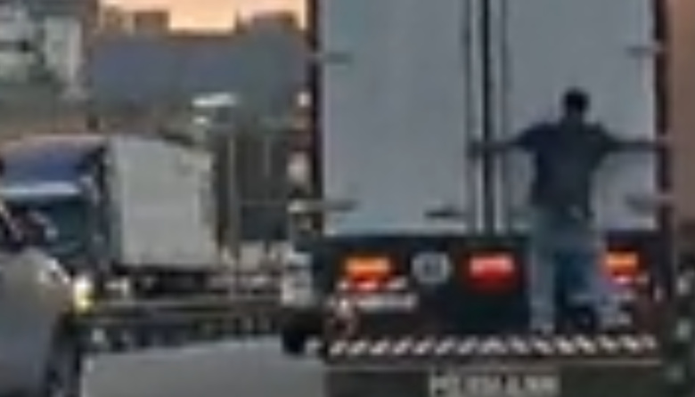 Video: graban a un joven colgado de un camión en la Autopista 25 de Mayo