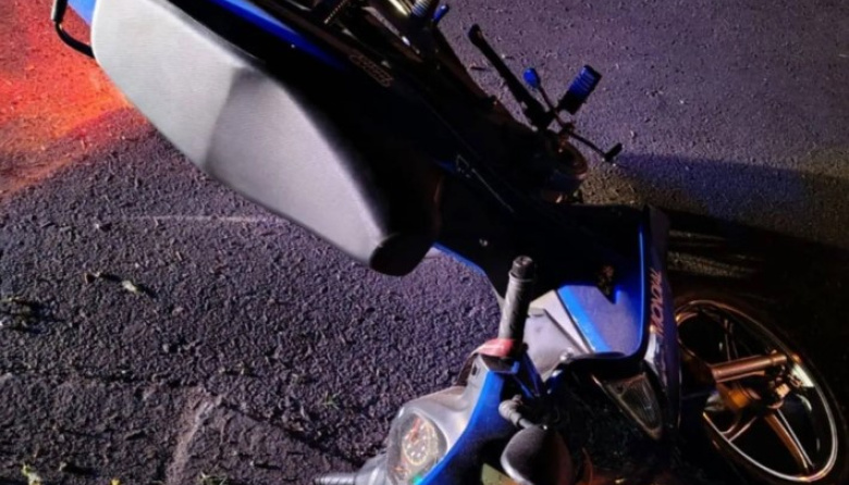 Grave accidente en Tolosa: dos jóvenes heridos tras chocar con un poste en La Plata