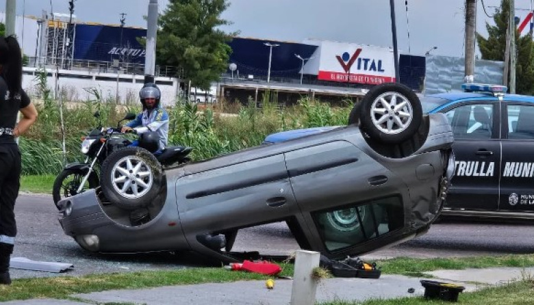 La Plata: volcó un auto en una rotonda muy transitada de la ciudad