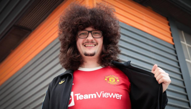 Manchester United quedó a un triunfo de cumplir la promesa capilar de un hincha