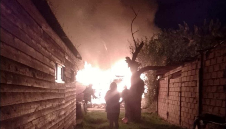 Voraz incendio destruyó tres casillas en Melchor Romero y dejó pérdidas totales