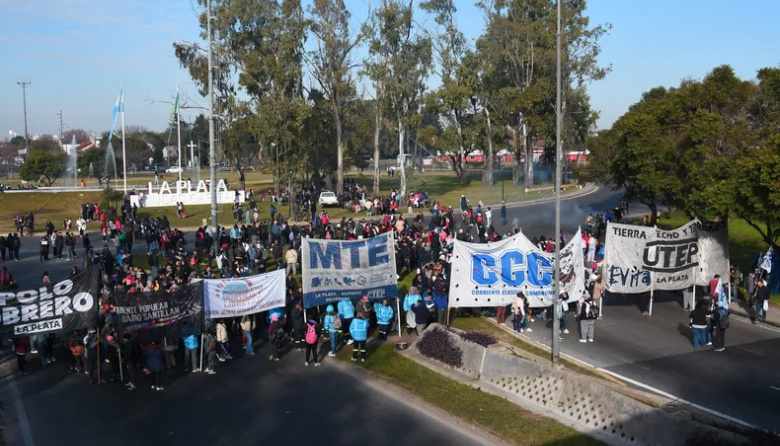 Paro general: realizan cinco cortes de tránsito en puntos clave de La Plata