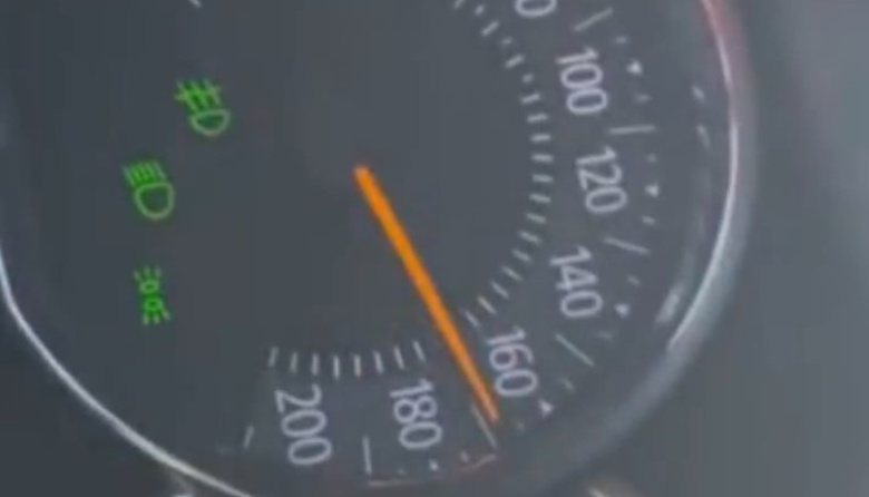 Peligro al volante: influencer de Berisso manejó a casi 180 km/h y cruzó semáforos en rojo