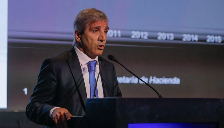 Caputo pidió a los empresarios que saquen los “dólares del colchón” y los vuelquen al sistema financiero