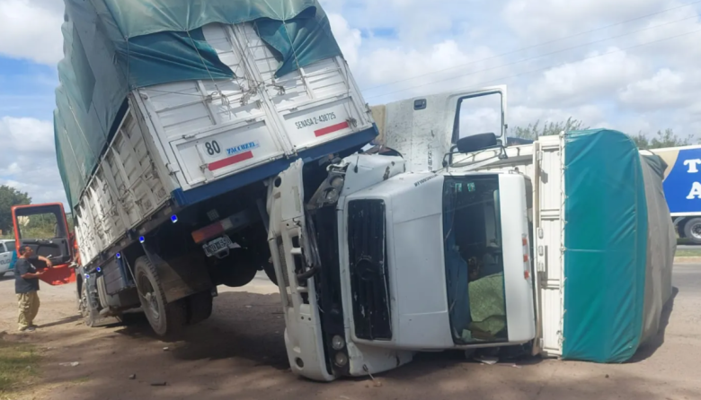 Vuelco de dos camiones en Abasto: impactante accidente en la rotonda de Ruta 36 y 520