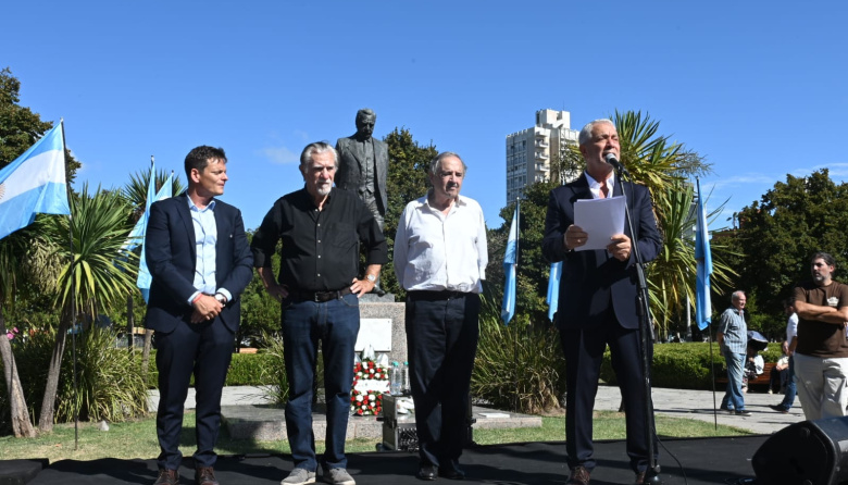 La Plata homenajeó a Raúl Alfonsín con un acto en Plaza Moreno