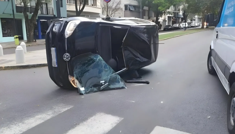 La Plata: un taxi chocó con un auto que terminó volcado en 2 y 60
