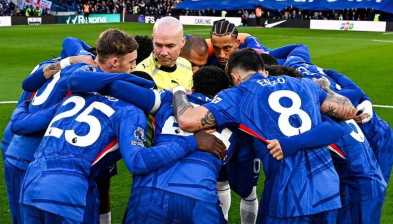 La insólita arenga del Chelsea: hicieron la charla motivacional con el árbitro en el medio