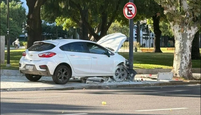 Un auto terminó dentro de Plaza Italia tras perder el control y chocar contra una columna
