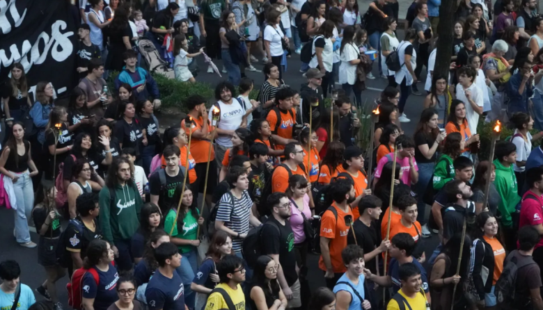 Masiva marcha de antorchas en La Plata por el financiamiento universitario