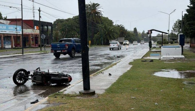 Gonnet: un motociclista quedó grave tras caer frente a la República de los Niños