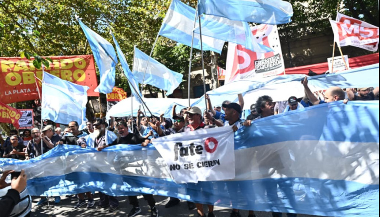 Conflicto en Fate: trabajadores marchan a la Legislatura por una ley de ocupación temporal