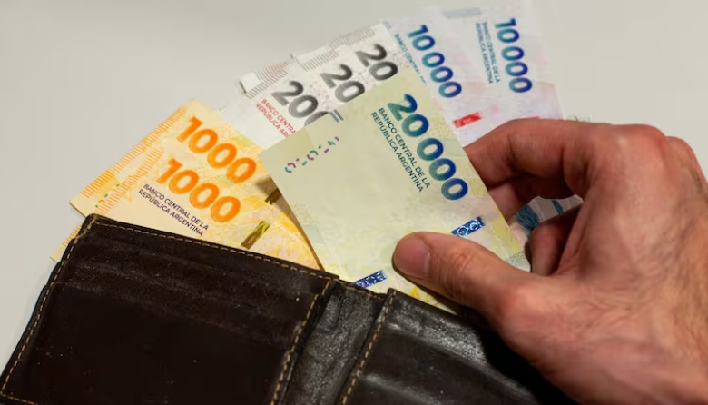 Los salarios subieron 2,5% en enero y quedaron por debajo de la inflación