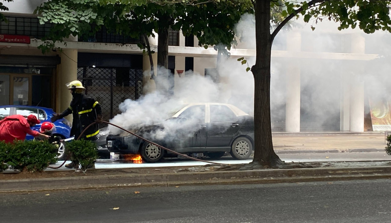 Se incendió un auto en La Plata y los bomberos evitaron una tragedia