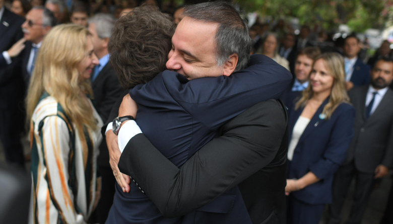 En medio de la polémica, Milei respaldó a Adorni con un abrazo en el acto por Malvinas