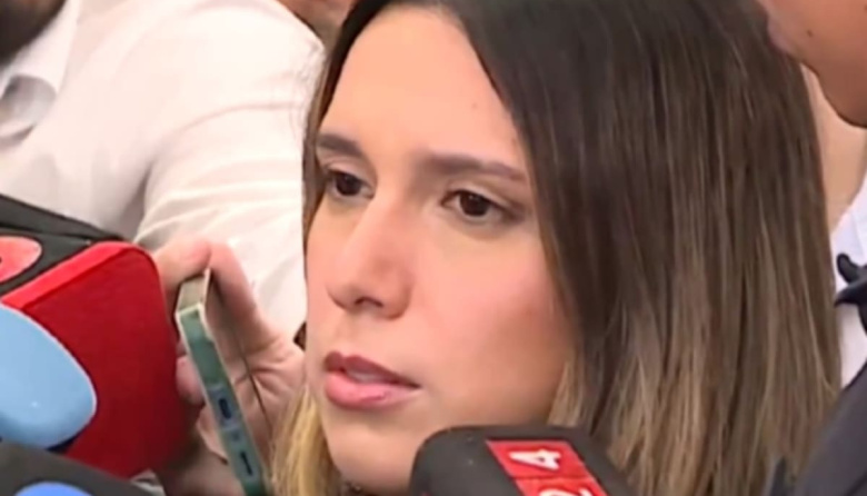 Agostina Páez volvió al país y evitó hablar sobre su cruce con Juan Darthés