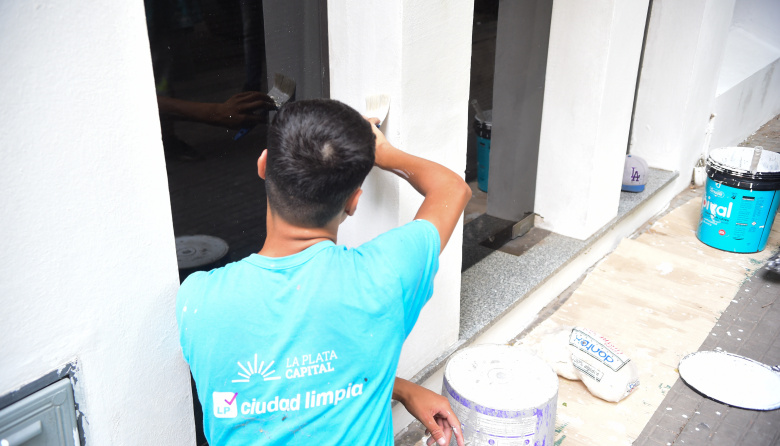 La Plata avanza con operativos de limpieza y pintura en barrios de la ciudad