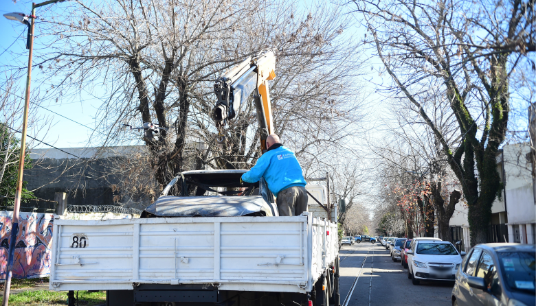 La Plata: cómo denunciar autos abandonados y qué hacer para que los retiren
