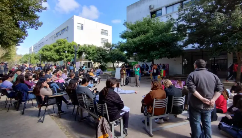 La FULP reprogramó una clase pública frente al domicilio de Adorni por mal clima
