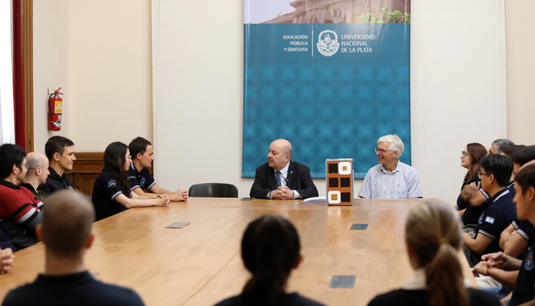 Fernando Tauber reconoció al equipo de la UNLP que desarrolló el satélite Atenea